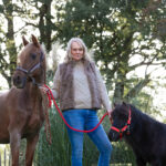 Chantal Kluijt met haar paarden in een natuurlijke omgeving.