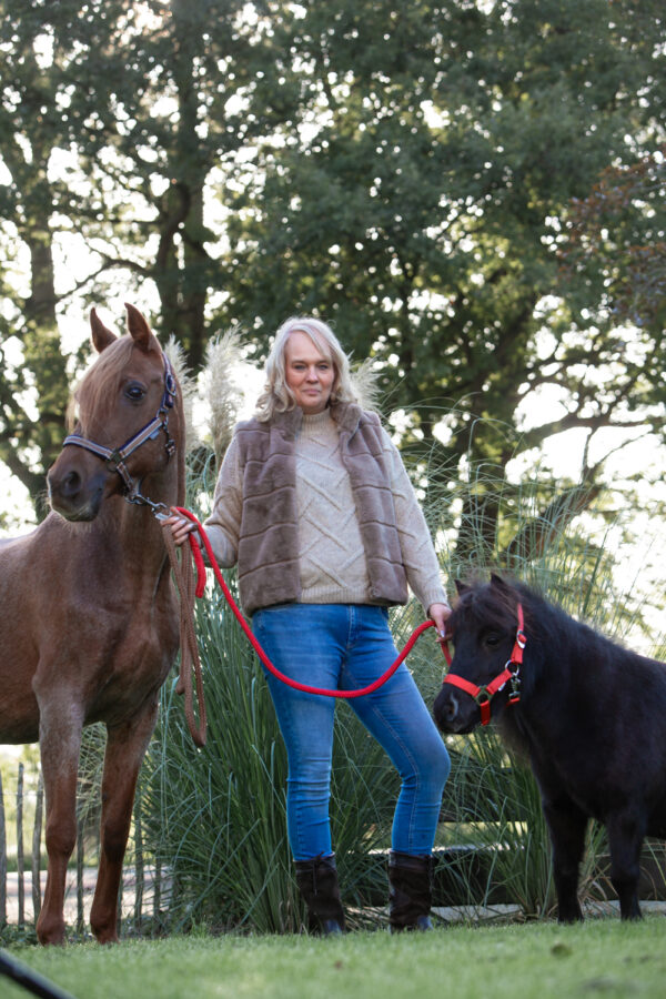 Chantal Kluijt met haar paarden in een natuurlijke omgeving.