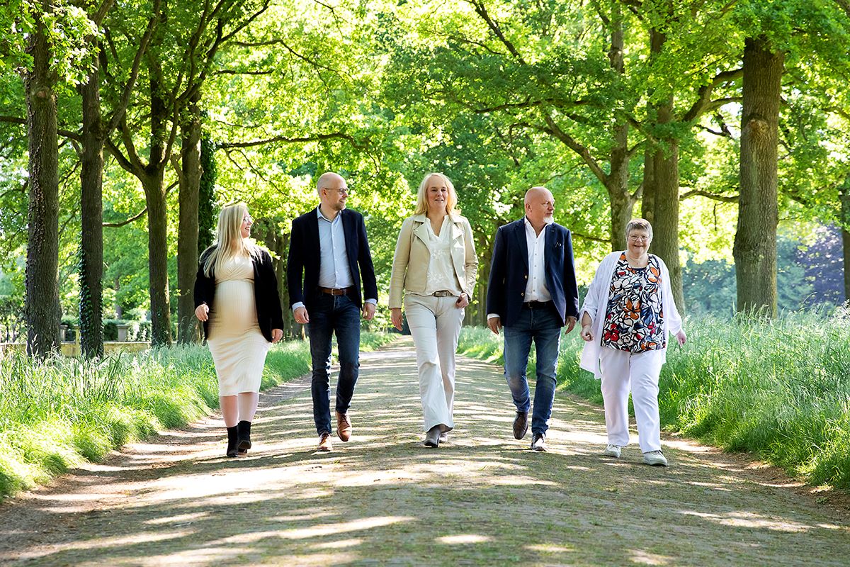Het team van Kluijt Letselschade wandelend buiten in een groene omgeving.
