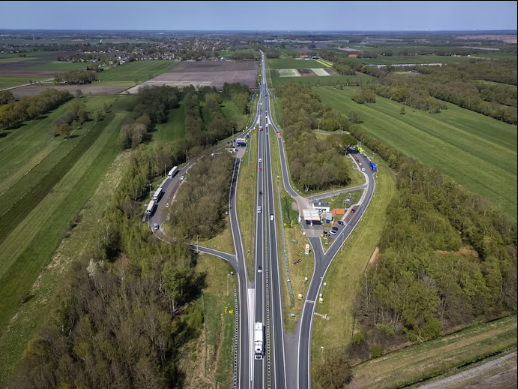Een luchtfoto van de rijbanen bij de N36 dodenweg.